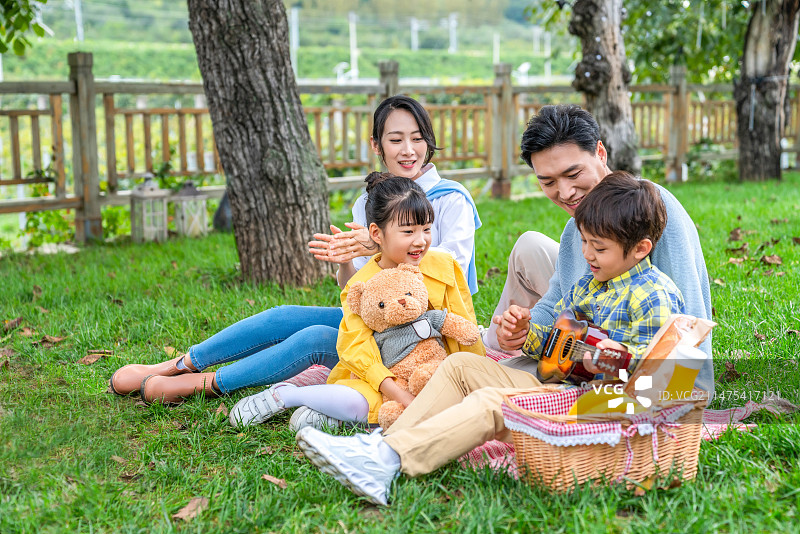 快乐的年轻家庭图片素材