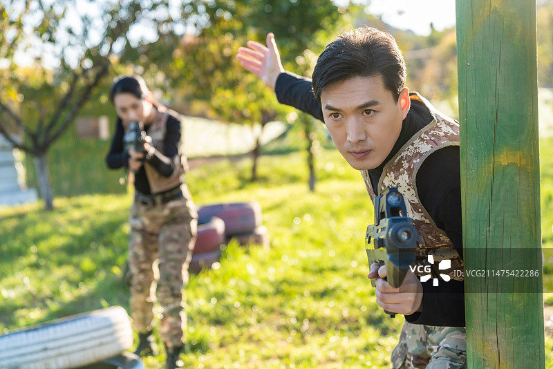 年轻情侣玩cs图片素材