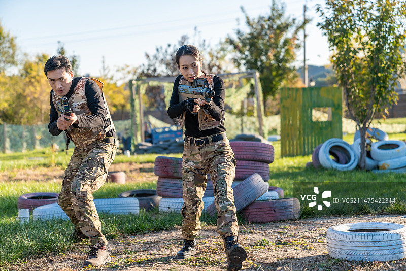 年轻情侣玩cs图片素材