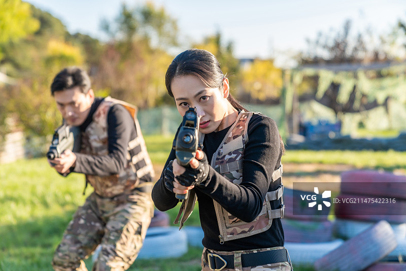 年轻情侣玩cs图片素材