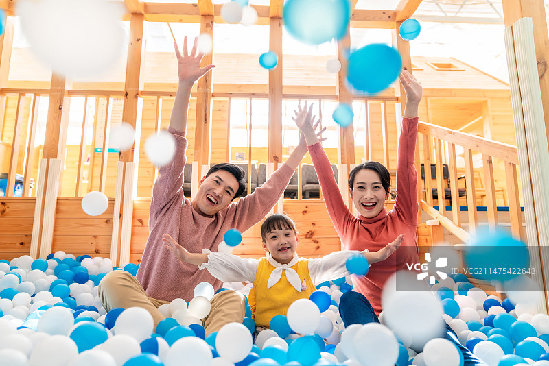 快乐的一家人玩海洋球图片素材