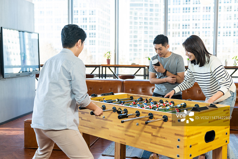 年轻人玩桌游图片素材