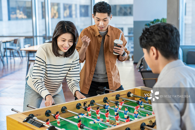 年轻人玩桌游图片素材
