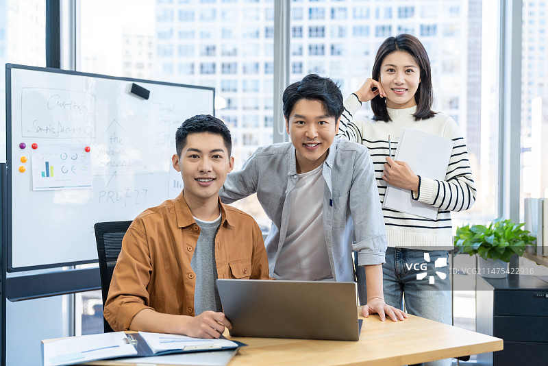 年轻商务人士在办公室开会图片素材