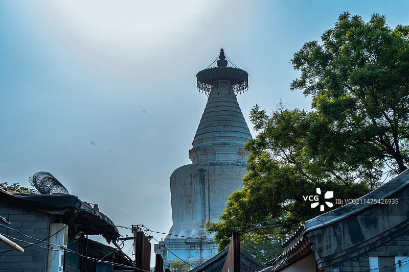 北京妙应寺白塔与胡同图片素材