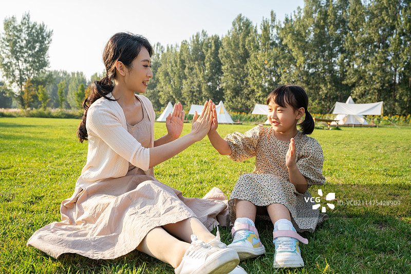 妈妈和女儿在草地上做游戏图片素材