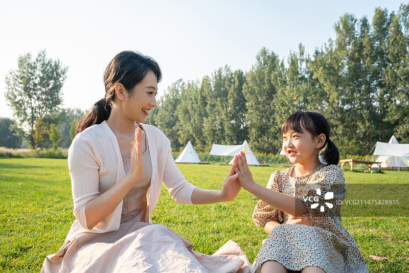 妈妈和女儿在草地上做游戏图片素材