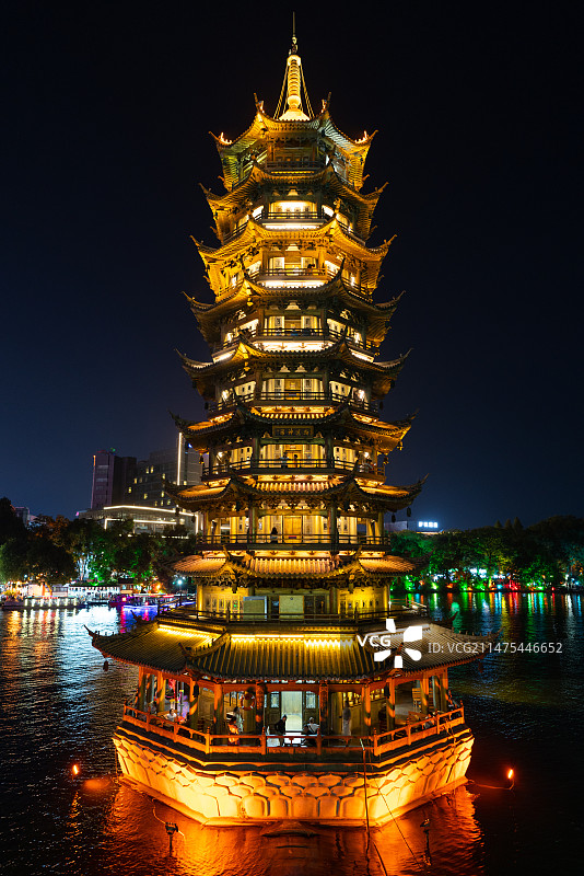 广西桂林日月双塔夜景图片素材