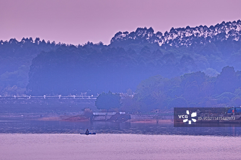 傍晚，假日半岛湖中一叶小舢舨图片素材