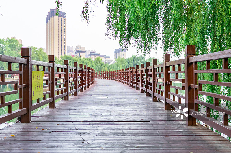 中国非都市风光拍摄主题，木制的长廊栈道和木质桥梁，户外白昼无人图像摄影图片素材