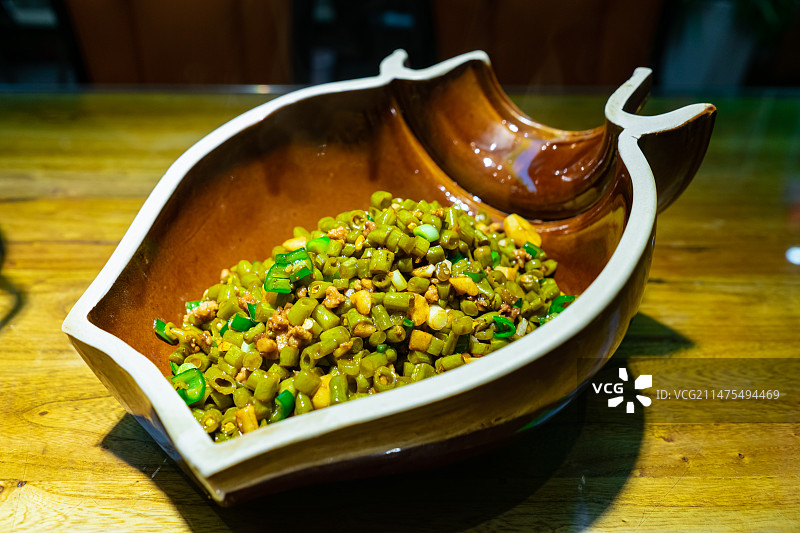 中国餐饮行业饮食产业，传统经典中国食品，美食拍摄主题，一盘子肉末酸豆角美食特写，室内无人图像图片素材