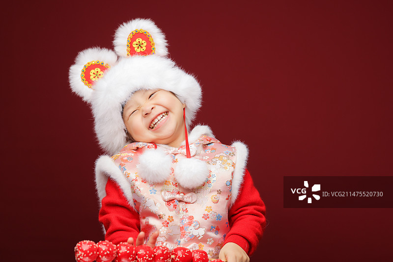 可爱的中国小女孩期待着春节图片素材