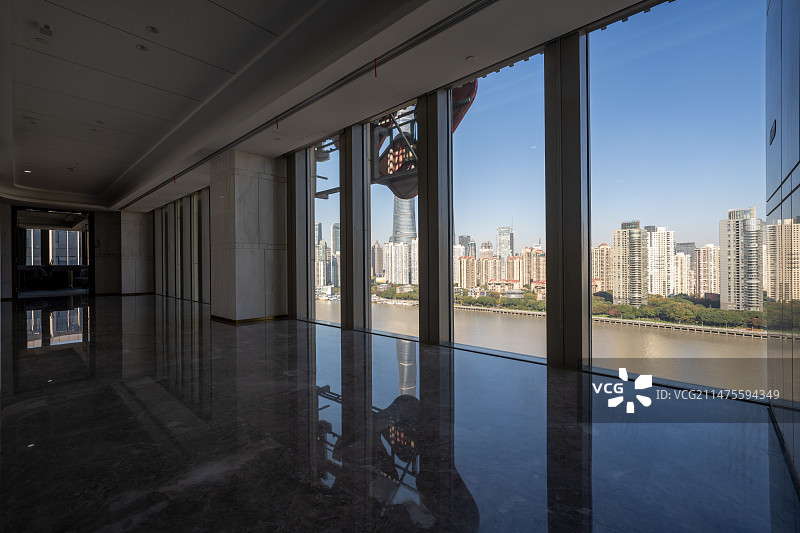 上海黄浦江超大落地窗图片素材