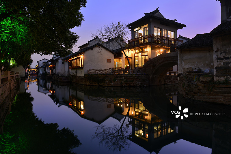 华灯初上的水乡古镇图片素材