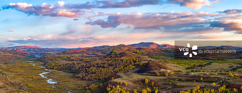 秋天日落时分乌兰布统巧克力色山丘陵草原秋色全景风景航拍风光图片素材