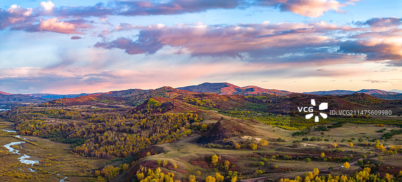 秋天日落时分乌兰布统巧克力色山丘陵草原秋色全景风景航拍风光图片素材