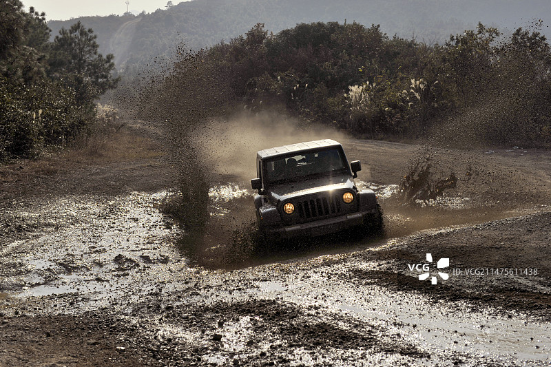 泥泞山路中的越野车图片素材