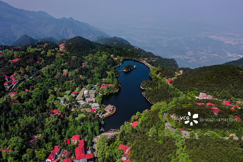 江西省九江市庐山旅游风景区风和日丽，深邃的如琴湖，小城里遍地精美的类欧式建筑图片素材