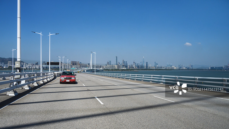 深圳湾大桥公路和城市天际线图片素材