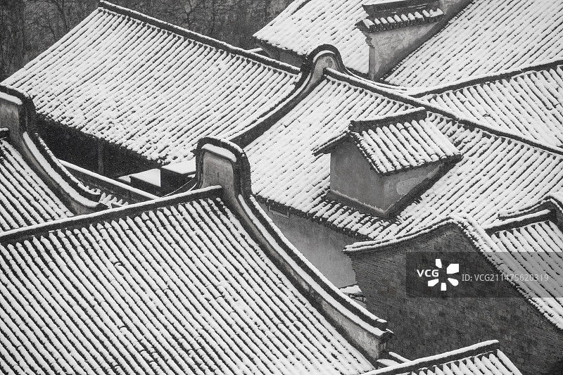 《屋顶落雪》图片素材