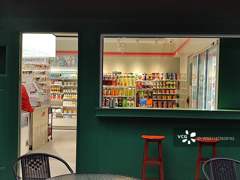 绿色油漆外墙超市橱窗吧台椅图片素材