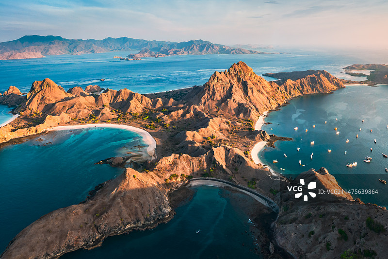 印尼科莫多国家公园帕达尔岛航拍海岸线自然风光图片素材