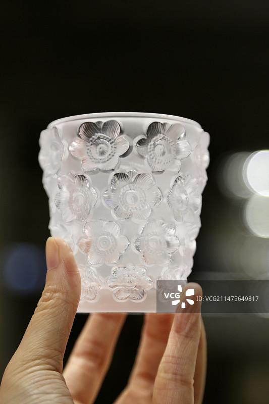 雕花玻璃杯图片素材
