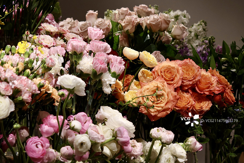鲜花店里的各种花束，玫瑰，康乃馨等，颜色美丽素雅图片素材