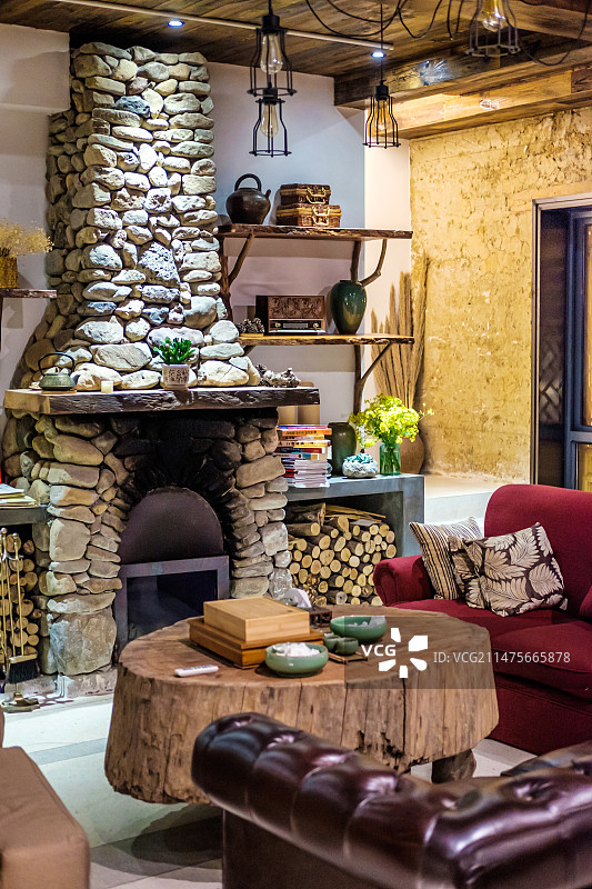 假日别墅内的客厅和壁炉图片素材