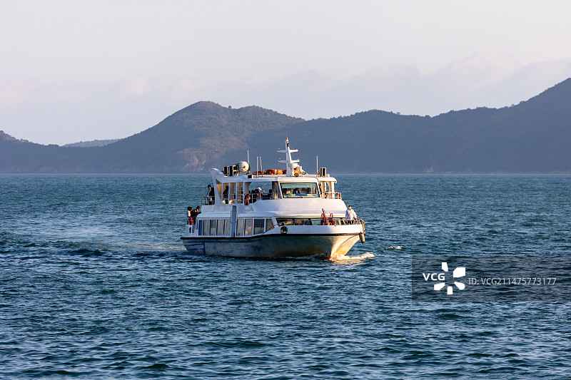 夕阳光照下的海上游览观光船图片素材