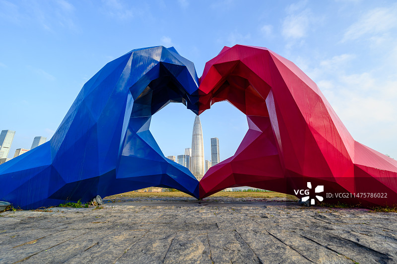 中国广东省深圳湾人才公园地标建筑春笋大厦倒影和雕塑图片素材