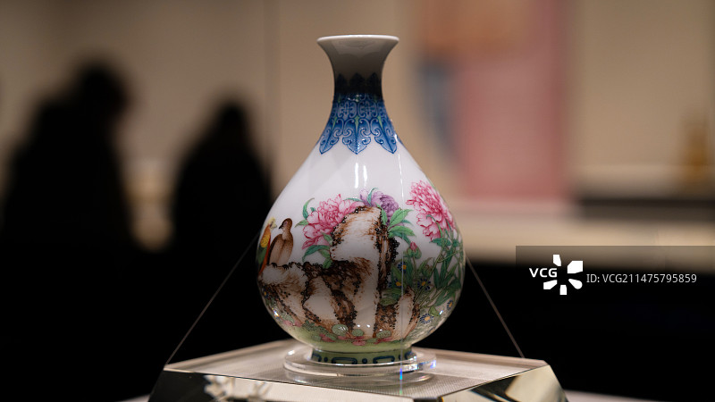 天津市博物馆馆藏清代乾隆款珐琅彩芍药雏鸡图玉壶春瓶图片素材