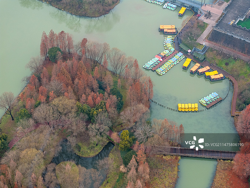 冬季航拍层林尽染、色彩斑斓的扬州宋夹城体育休闲公园、保障湖风光图片素材