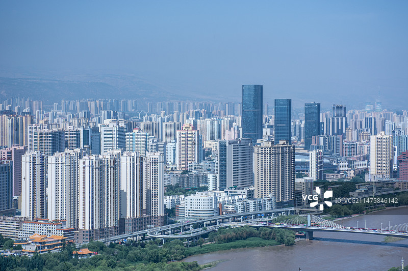 中国甘肃兰州城关区白塔山中山桥黄河风情线城市天际线风光图片素材
