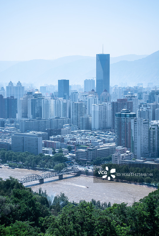 中国甘肃兰州城关区白塔山中山桥黄河风情线城市天际线风光图片素材