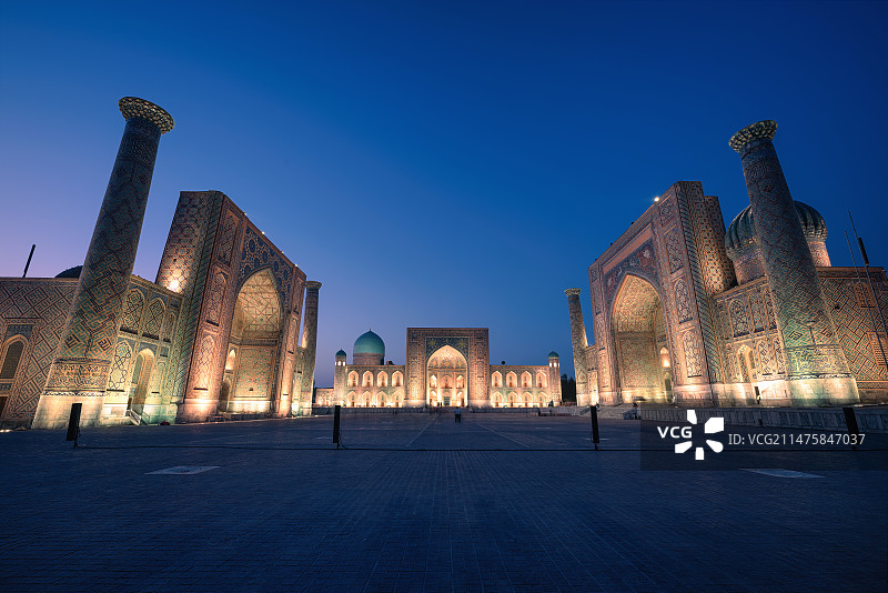中亚乌兹别克斯坦蓝调时刻撒马尔罕雷吉斯坦广场夜景图片素材