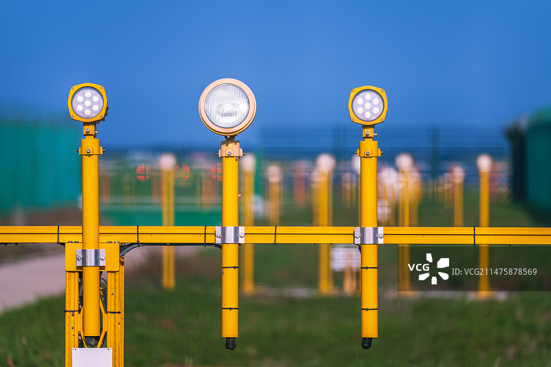 亚洲中国河南省郑州市民用航空机场航行灯跑道引导灯图片素材