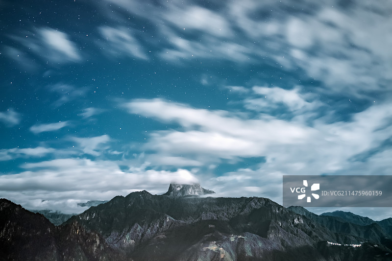 云南怒江老姆登碧罗落雪山皇冠山夜景风光图片素材