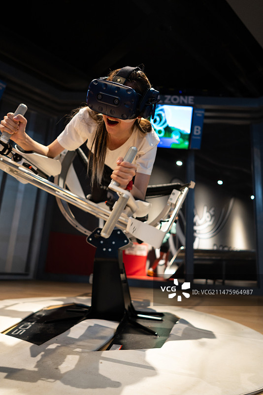 一个女孩体验器械数字游戏图片素材