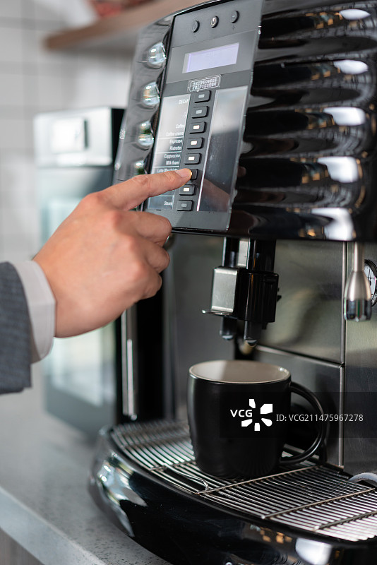 商务男士享受现磨咖啡图片素材