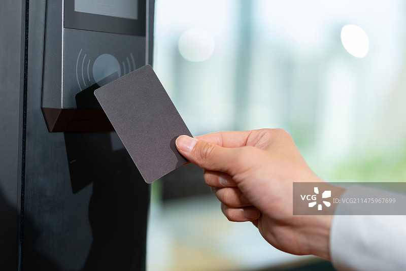 工作人员带领客户参观介绍刷卡进入办公室图片素材