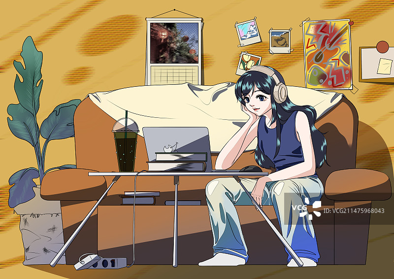 坐在沙发上看平板电脑的女人图片素材