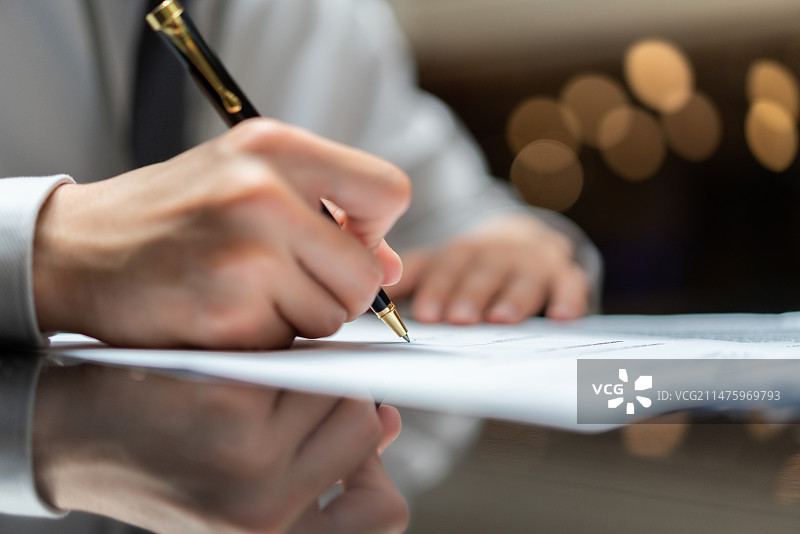 商务人士签署文件手部特写图片素材