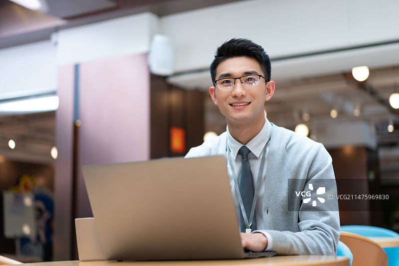 白领使用笔记本电脑认真专注地工作图片素材