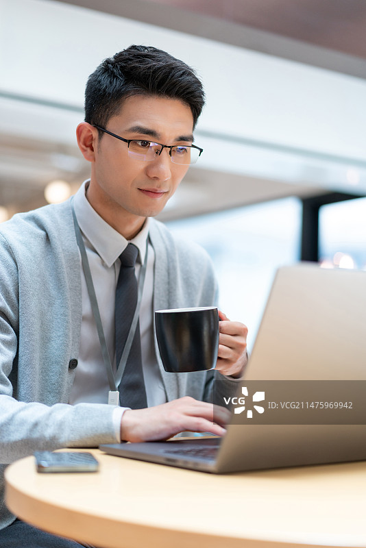 白领使用笔记本电脑认真专注地工作图片素材