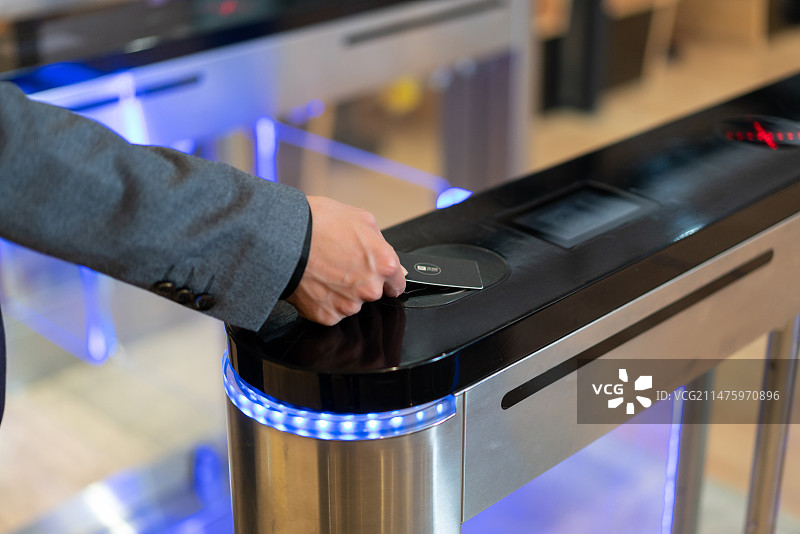 西装男士背着双肩包刷卡进入闸机图片素材