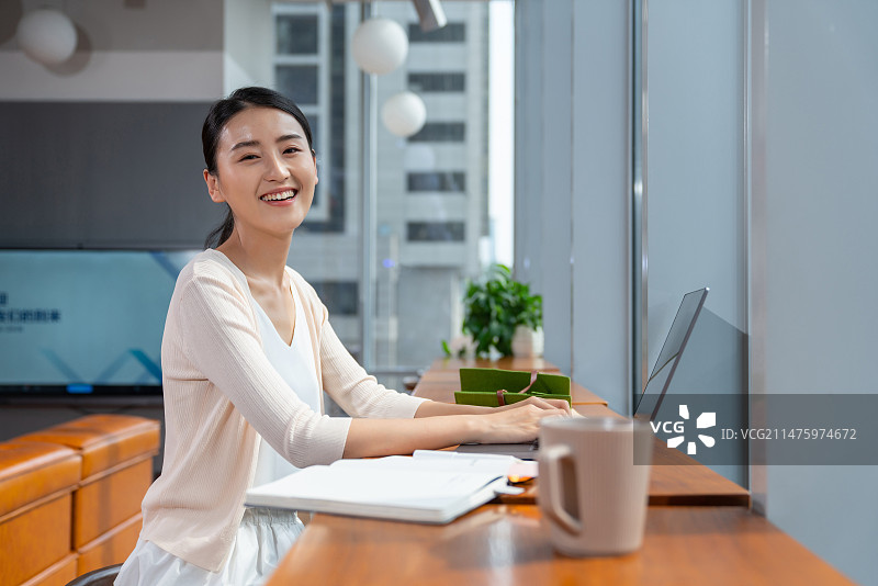 一个年轻人记笔记专注工作图片素材