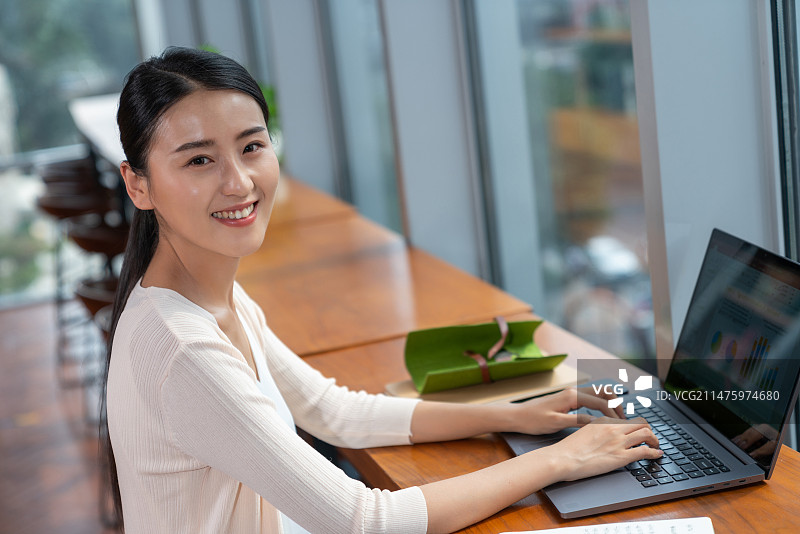 一个年轻人记笔记专注工作图片素材