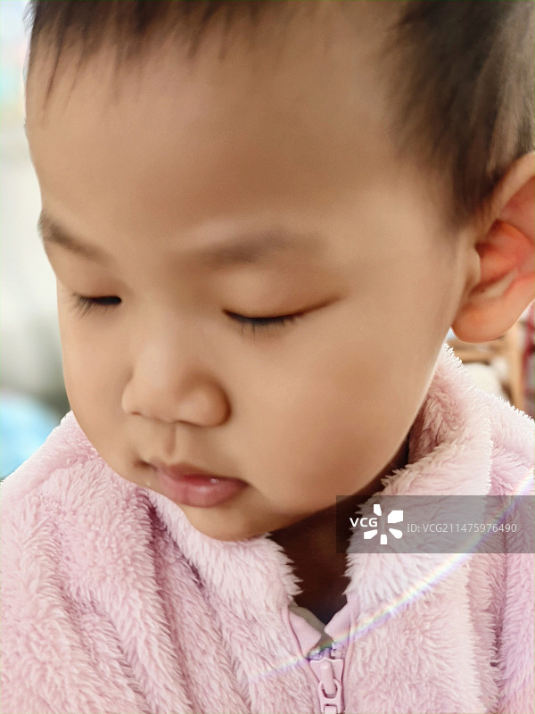 冬日，穿着舒适柔软粉色衣服的婴儿肖像图片素材