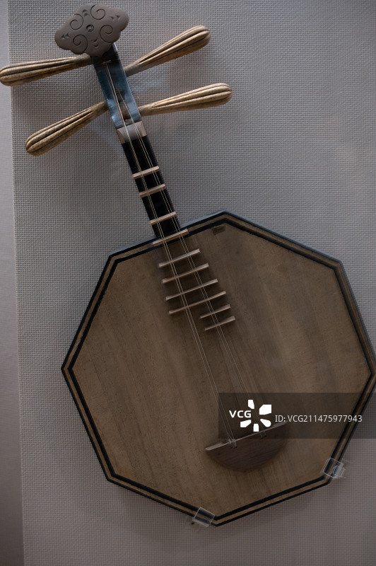 博物馆展出彝族文化月琴生活用品图片素材